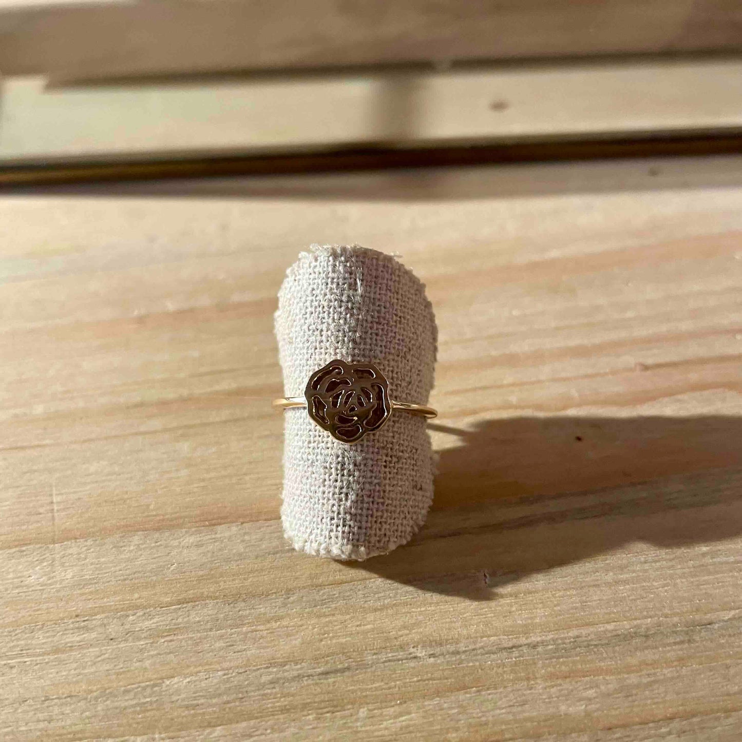 Bague fine plaqué or fleur ajourée