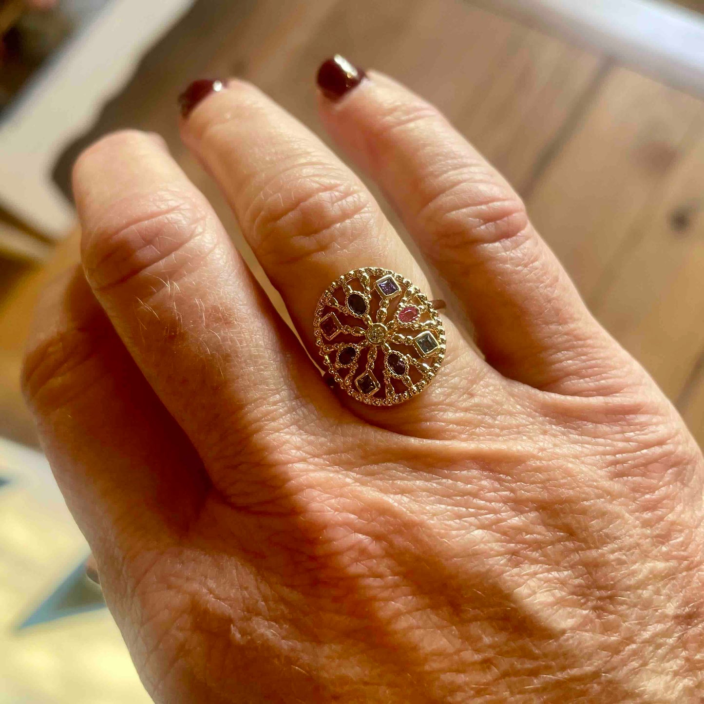 Bague médaillon ajouré pierres semi précieuses