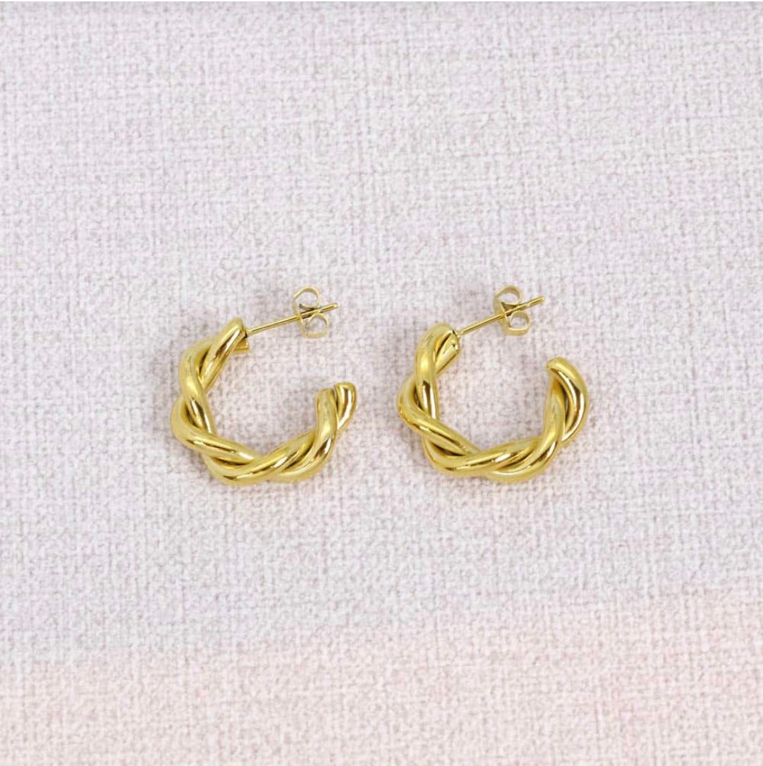 Boucles d’oreilles Monique – Demi-créoles torsadées dorées