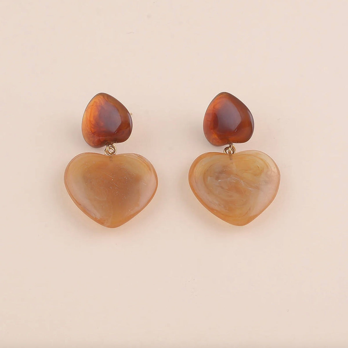 Boucles d'oreilles coeur résine camel