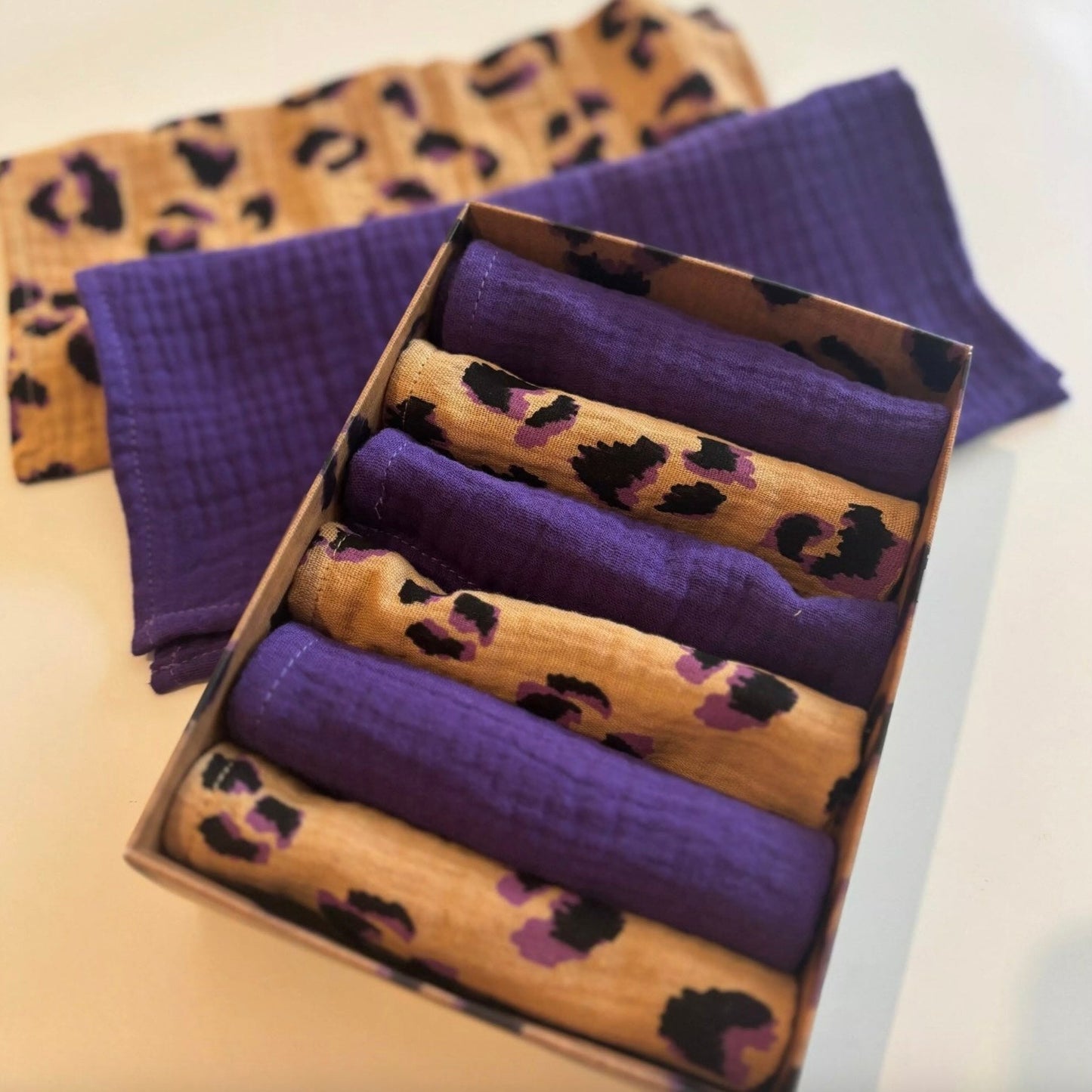 Coffret 6 serviettes de table léopard & violet uni