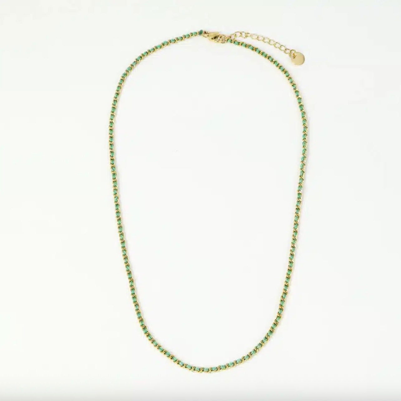 Collier chaine entrelacé de fil de couleur