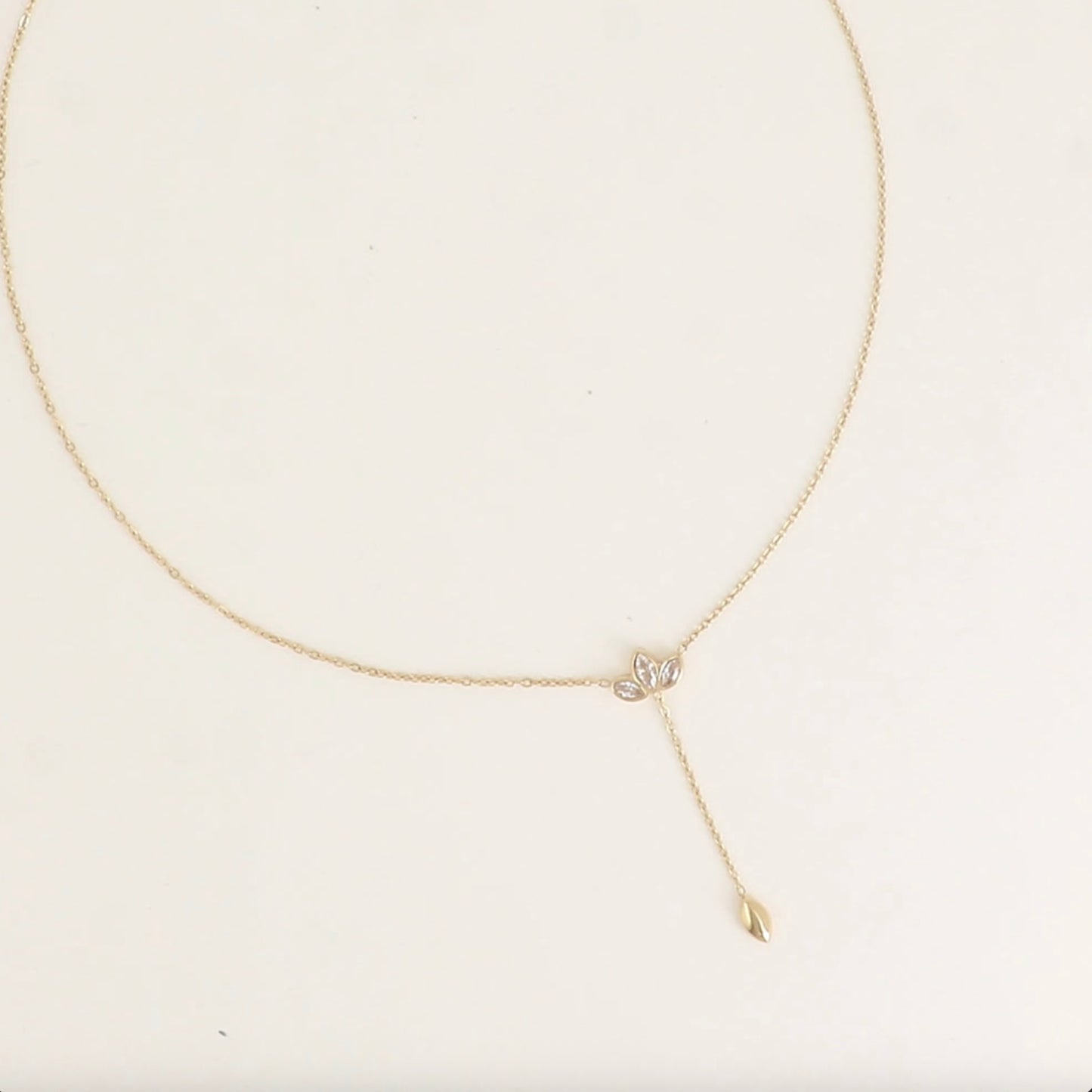 Collier feuillage de cristaux et ovale pendant