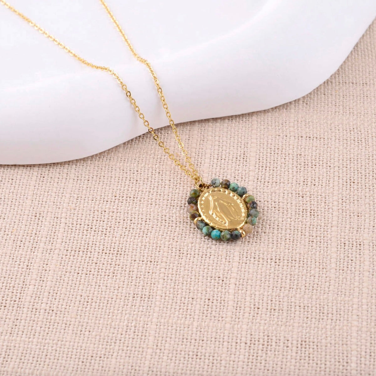 Collier médaillon ovale vierge et pierres naturelles