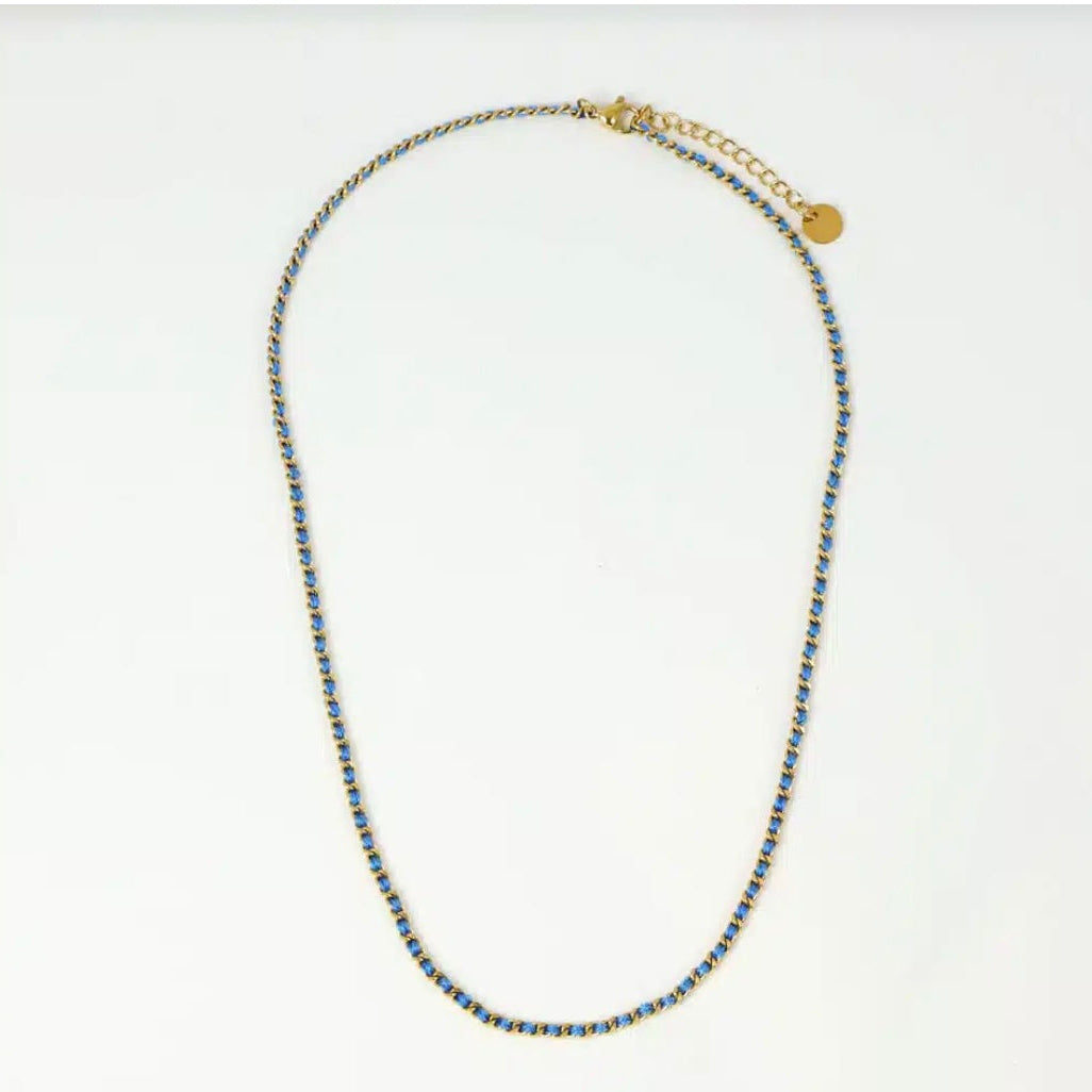 Collier chaine entrelacé de fil de couleur