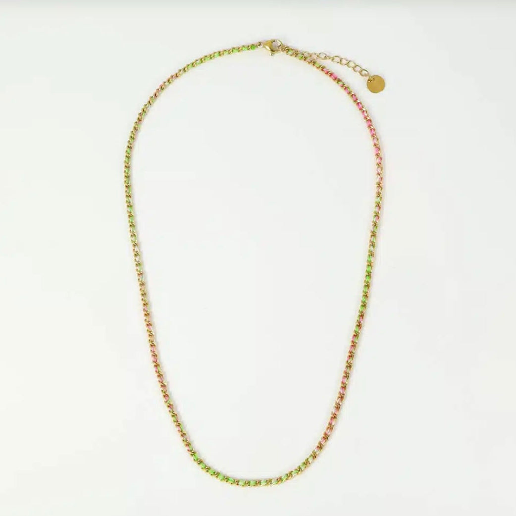 Collier chaine entrelacé de fil de couleur