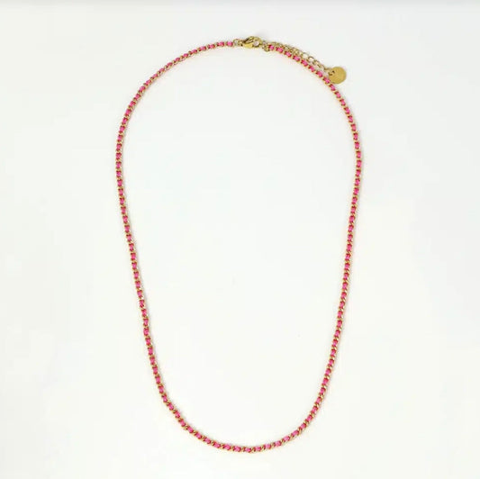 Collier chaine entrelacé de fil de couleur