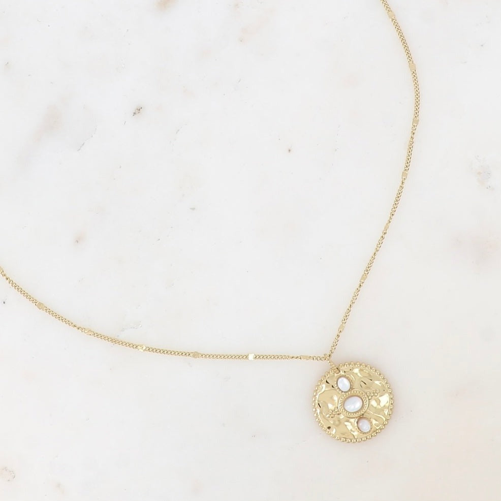 Collier médaille pierres