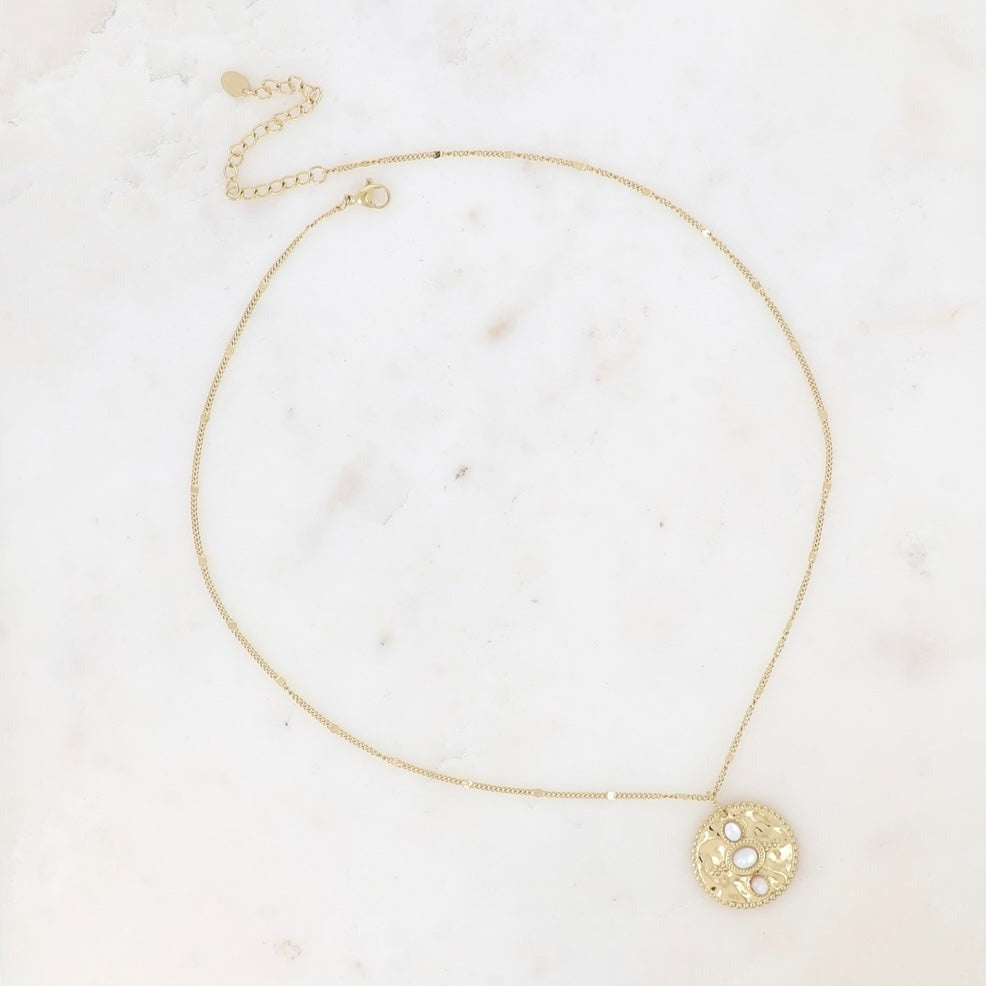 Collier médaille pierres