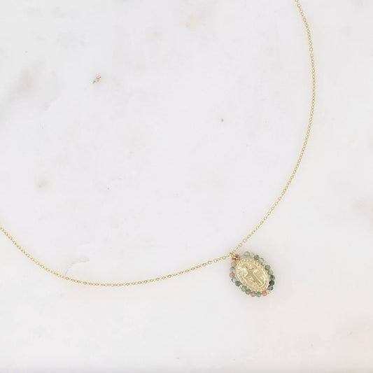 Collier médaillon ovale croix religieuse et pierres naturelles