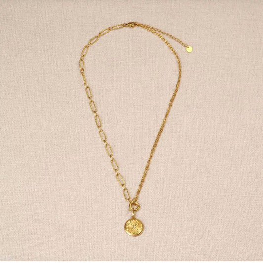Collier pendentif médaillon motif trefle