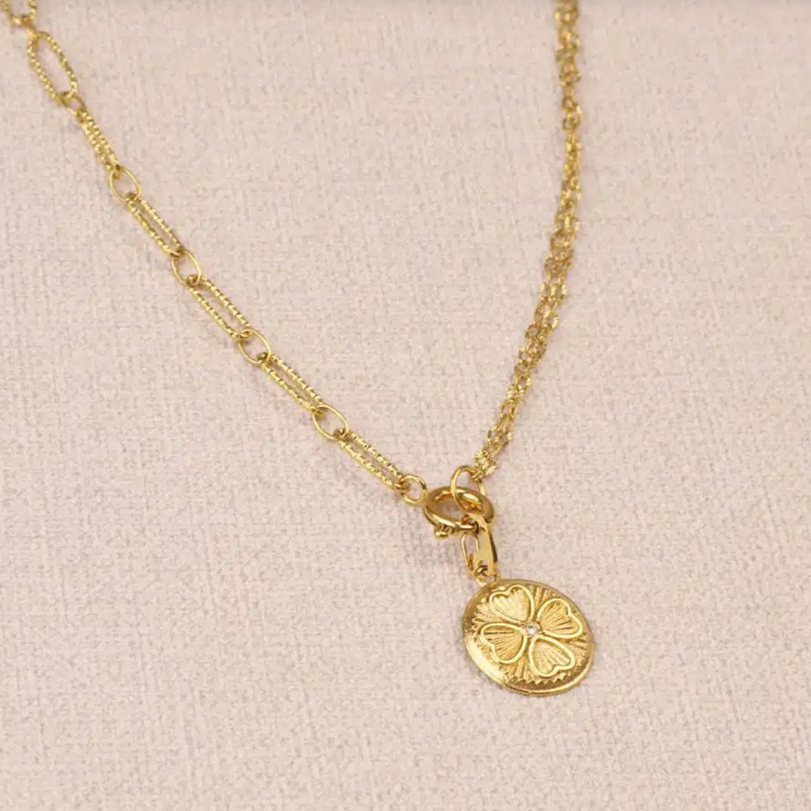 Collier pendentif médaillon motif trefle