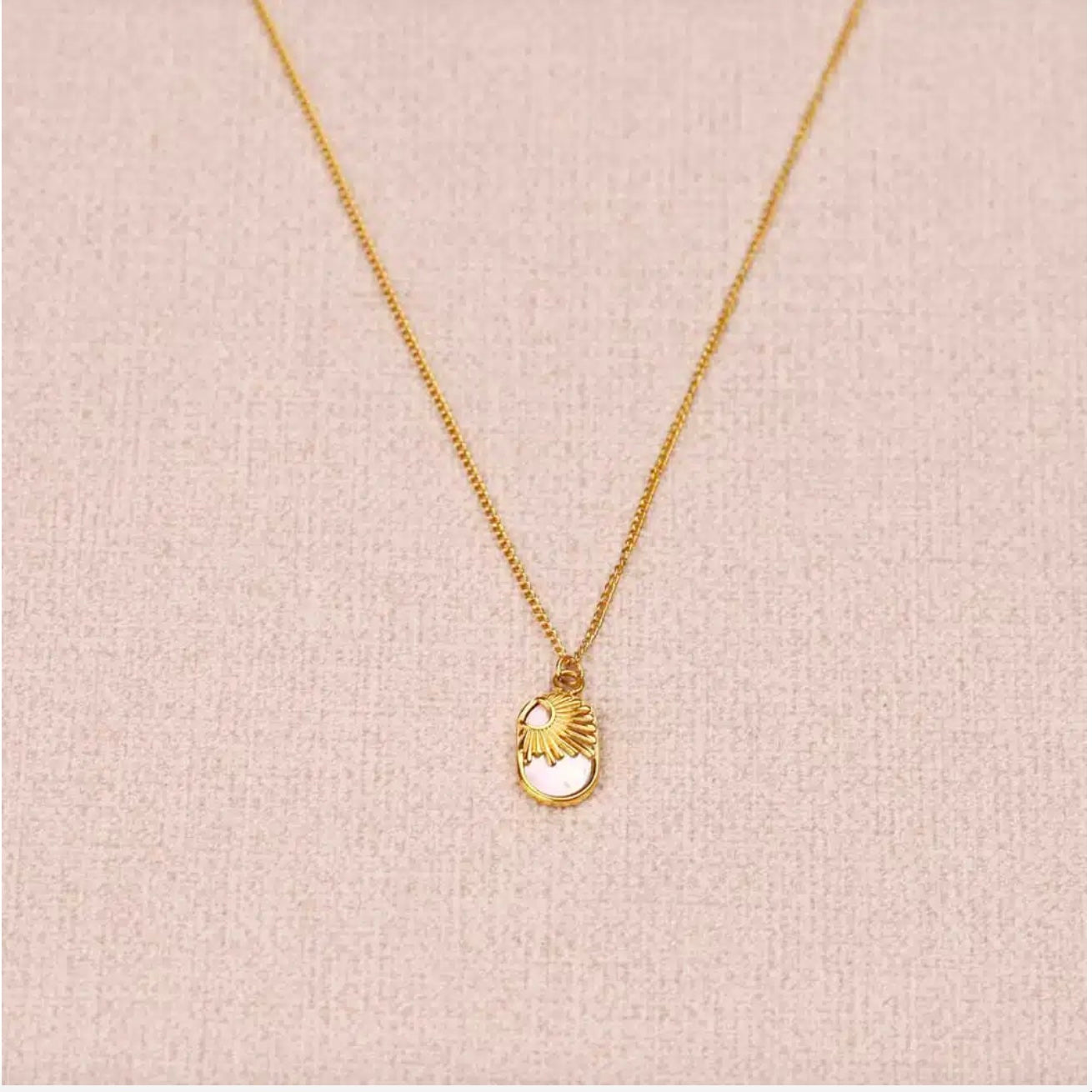 Collier pendentif oval nacre soleil
