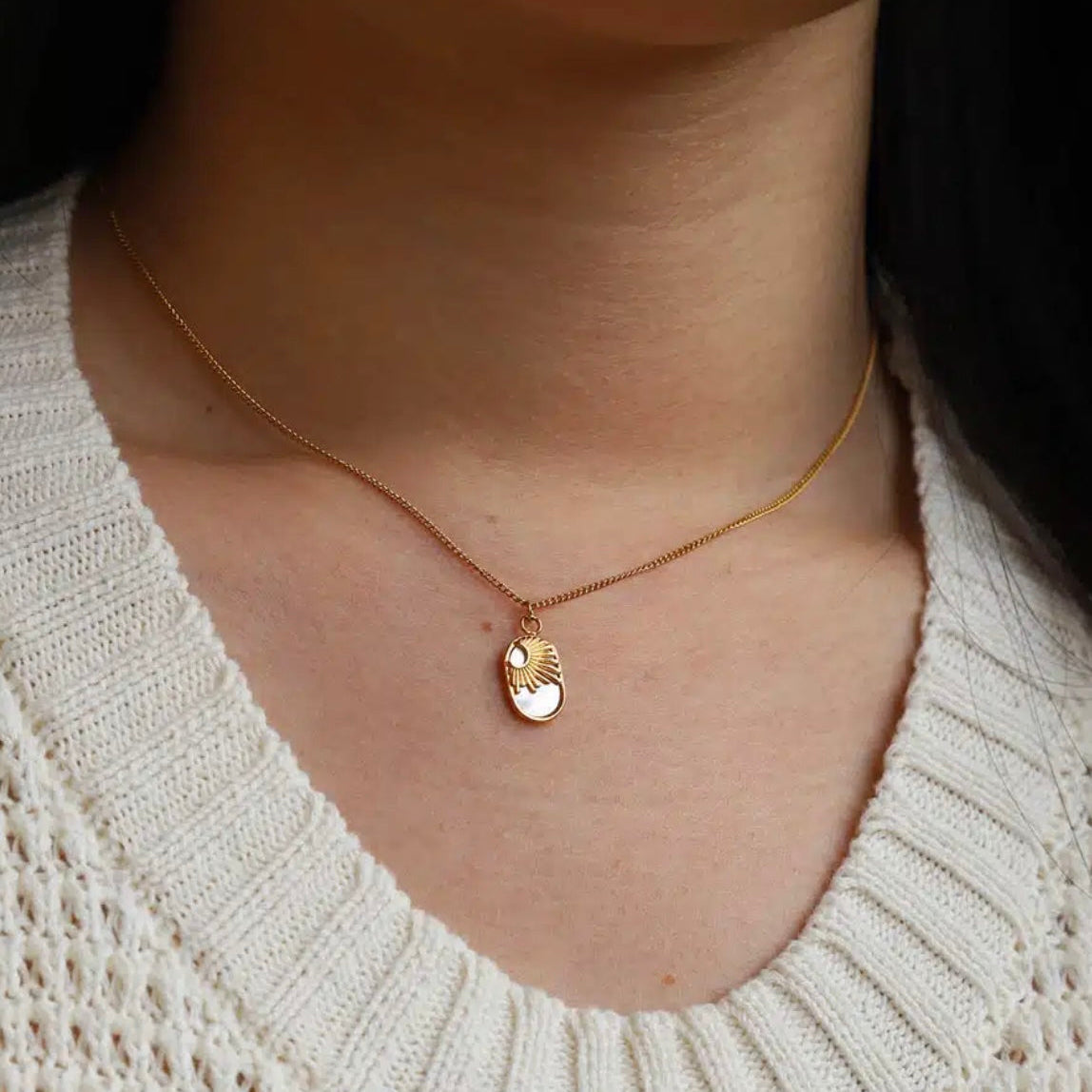 Collier pendentif oval nacre soleil