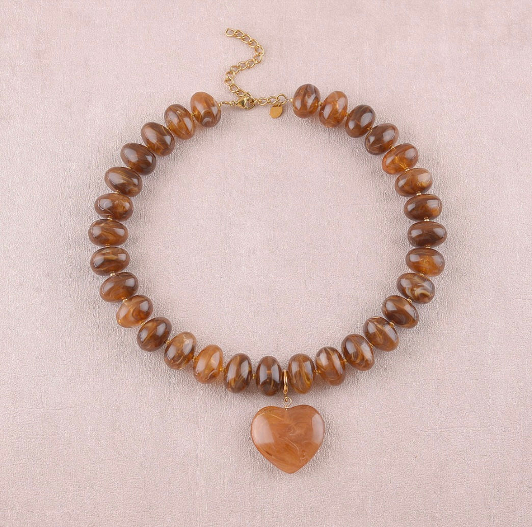 Collier perles de résine et pendentif coeur