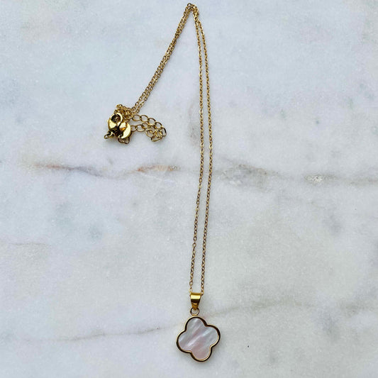 Collier pendentif trèfle nacre & doré