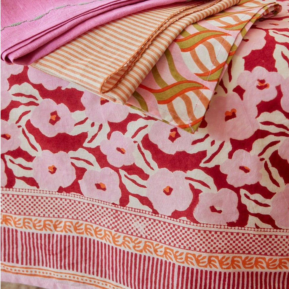 Nappe bordeaux fleurs roses