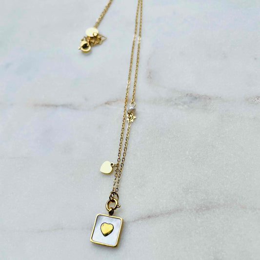 Collier pendentif carré nacre coeur doré