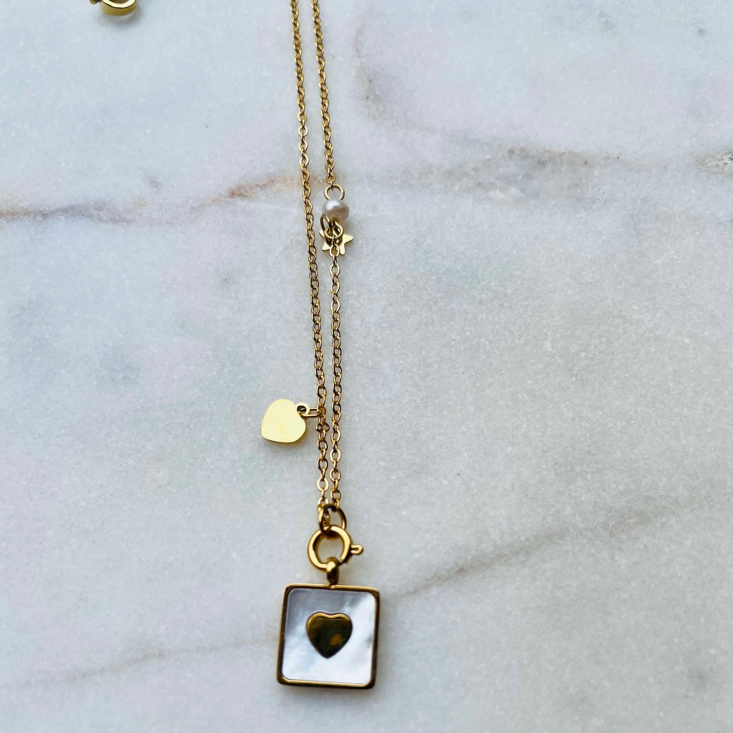 Collier pendentif carré nacre coeur doré