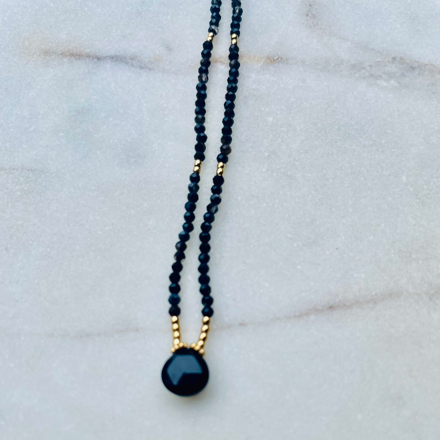 Collier perles noires goutte noire