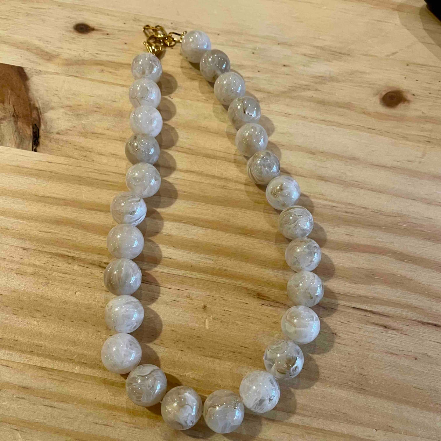 Collier perles rondes résine couleur