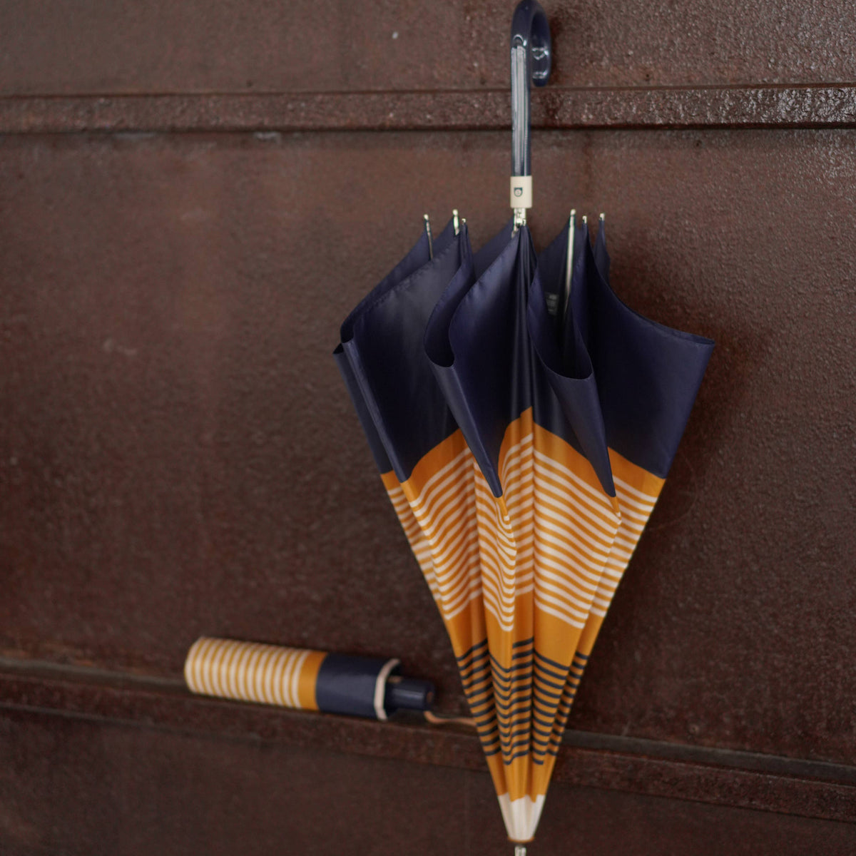 Parapluie long à rayures.