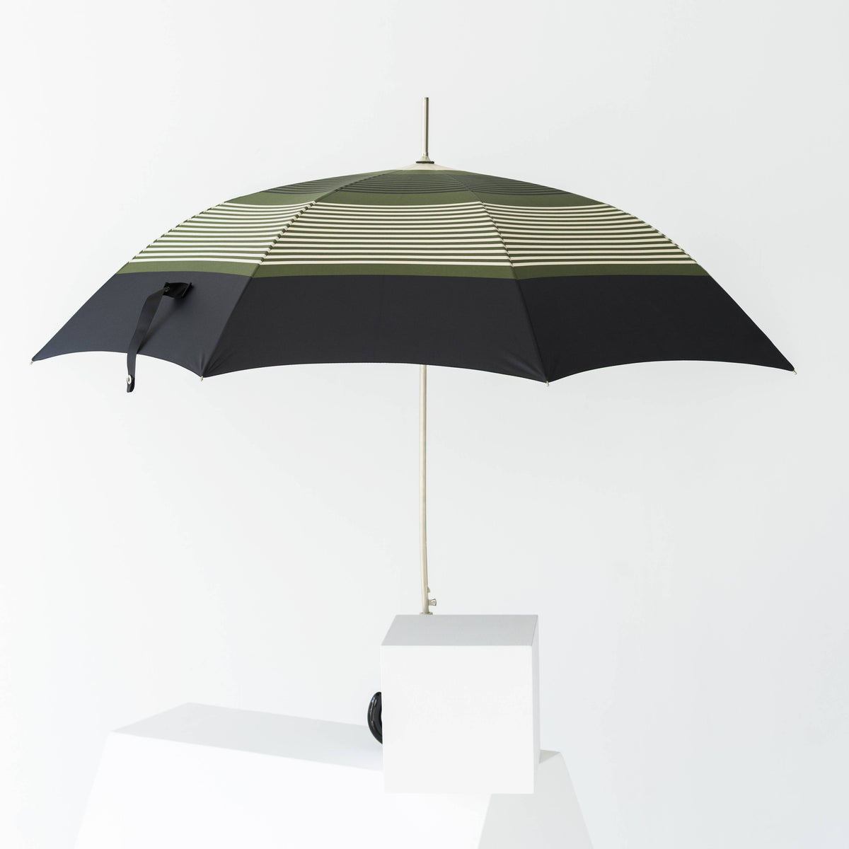 Parapluie long à rayures.