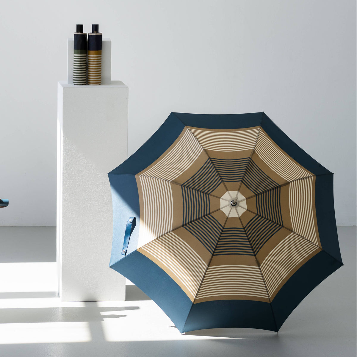 Parapluie long à rayures.