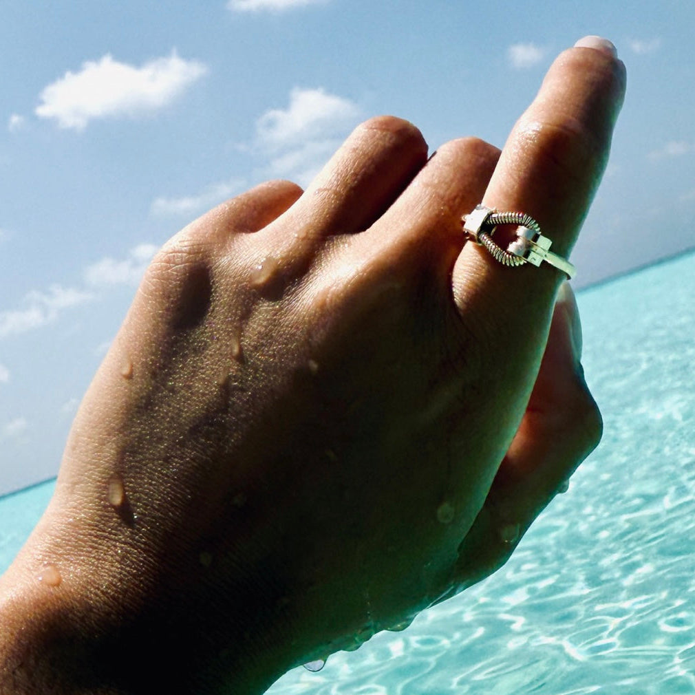 Bague " Just me" Horizontale en corde de basse