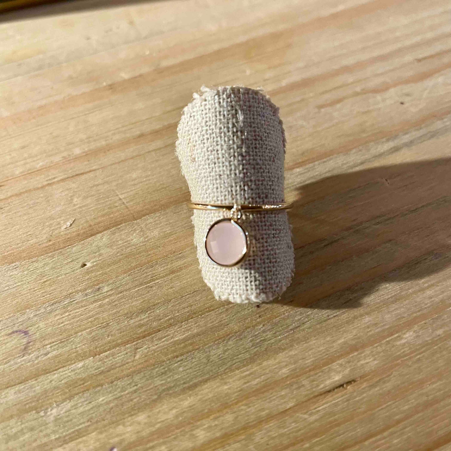 Bague fine plaqué or pampille ronde pierre