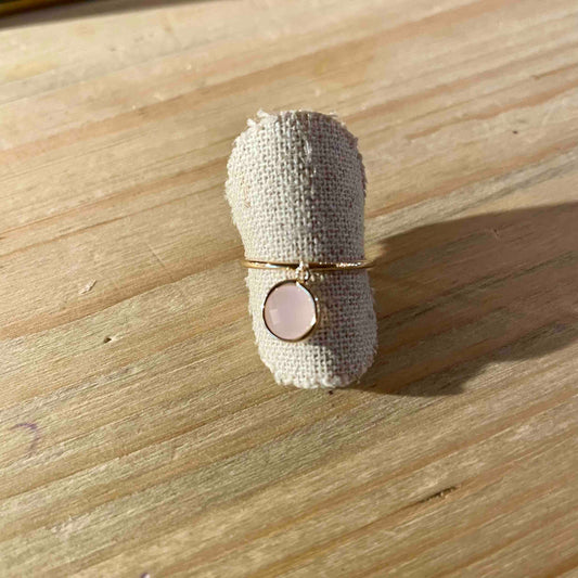 Bague fine plaqué or pampille ronde pierre