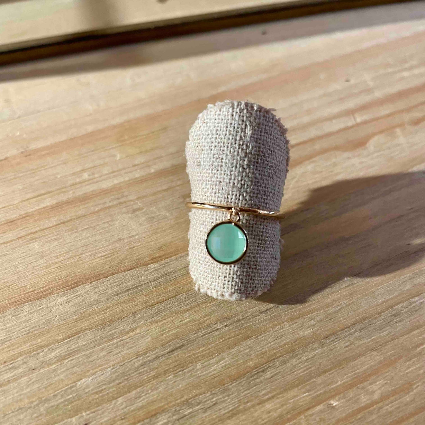 Bague fine plaqué or pampille ronde pierre