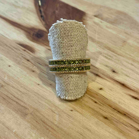 Bague plaque or double pierres vertes