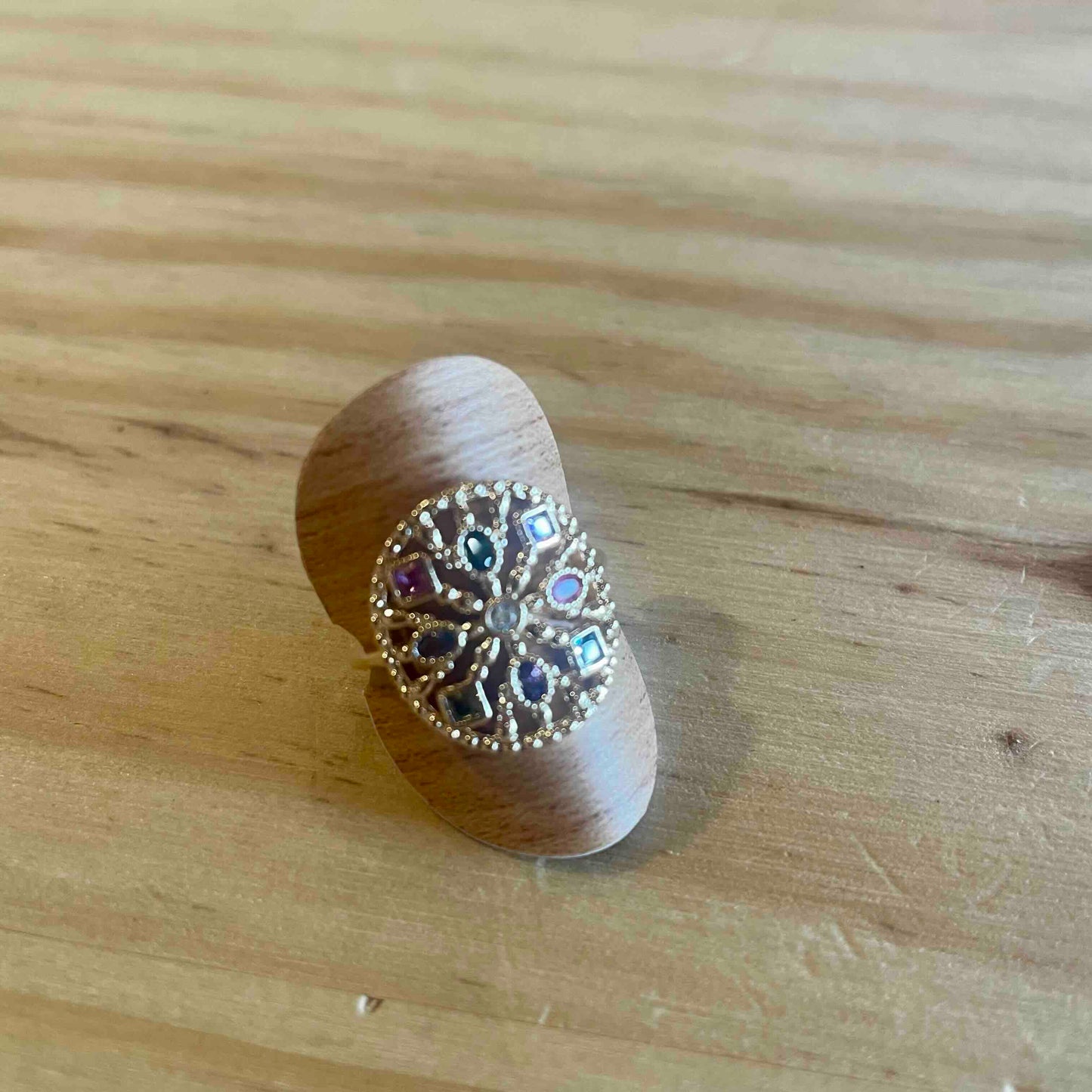 Bague médaillon ajouré pierres semi précieuses