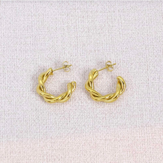 Boucles d’oreilles Monique – Demi-créoles torsadées dorées