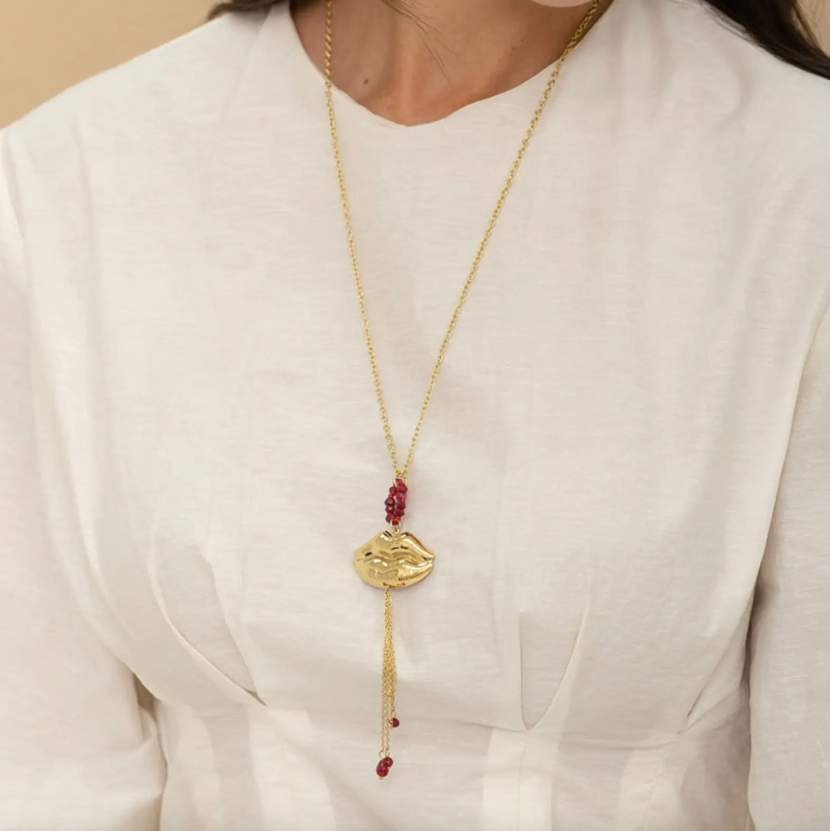 Collier - anneau de pierres naturelles et pendentif en forme de bouche