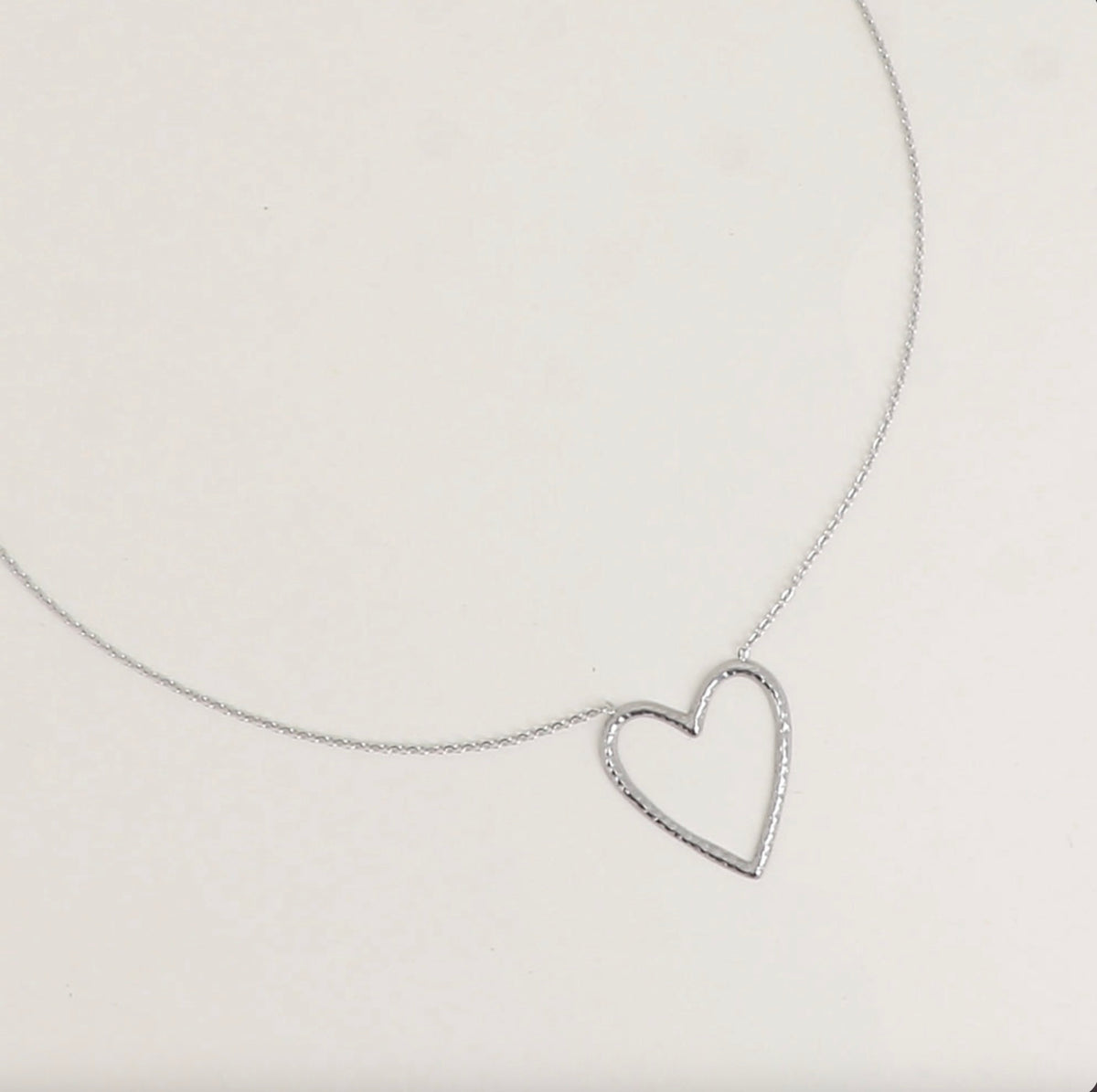 Collier - grand coeur ajouré martelé