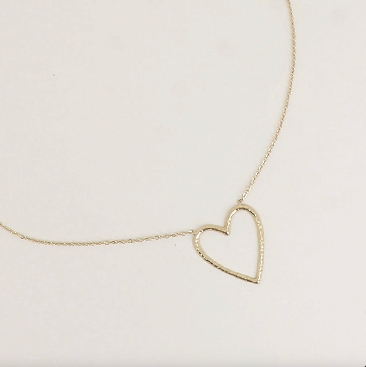 Collier - grand coeur ajouré martelé