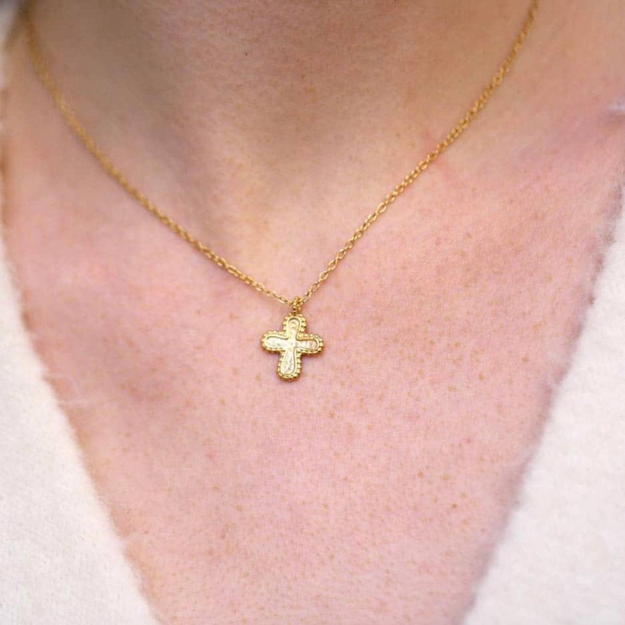 Collier Cruz pendentif forme croix