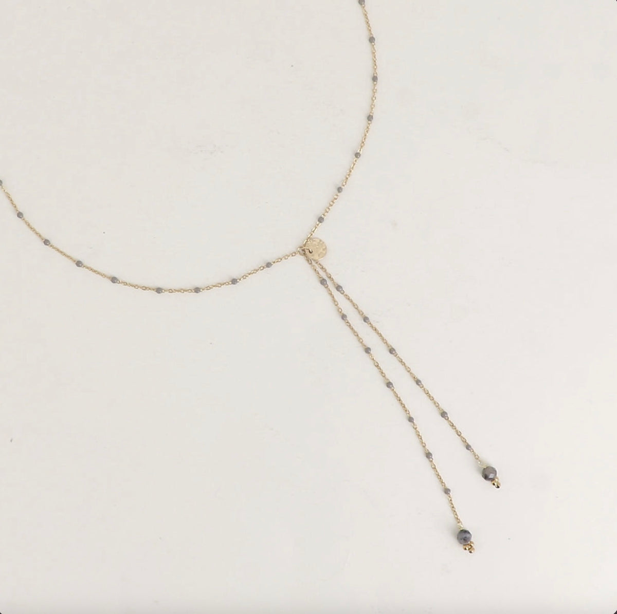Collier Y - chaîne émaillée, pierres naturelles, pastille ronde texturée