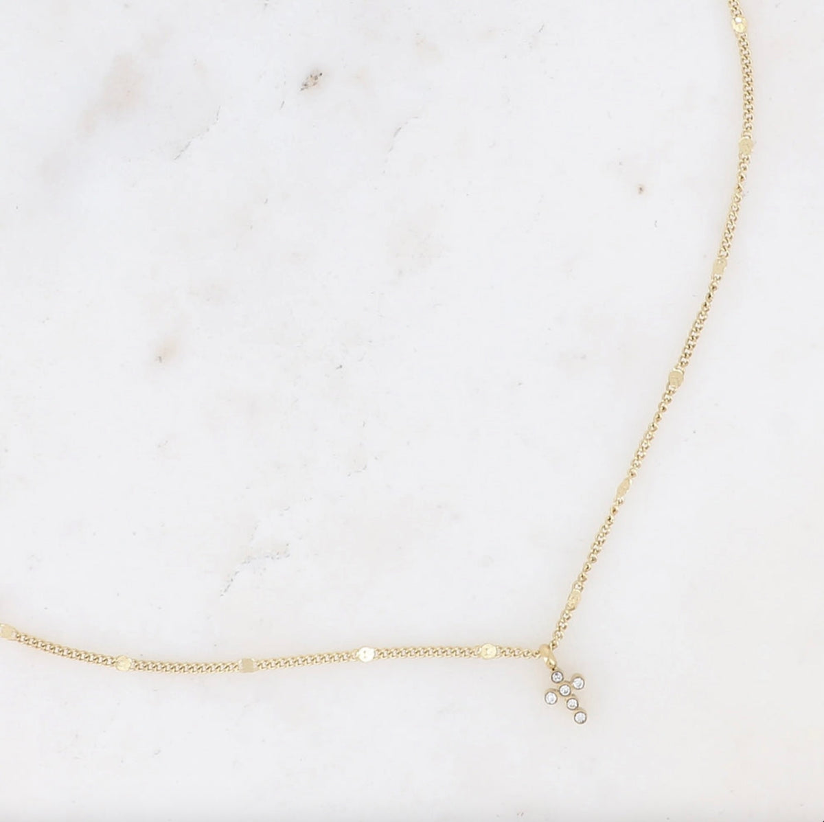 Collier croix et oxydes de zirconium