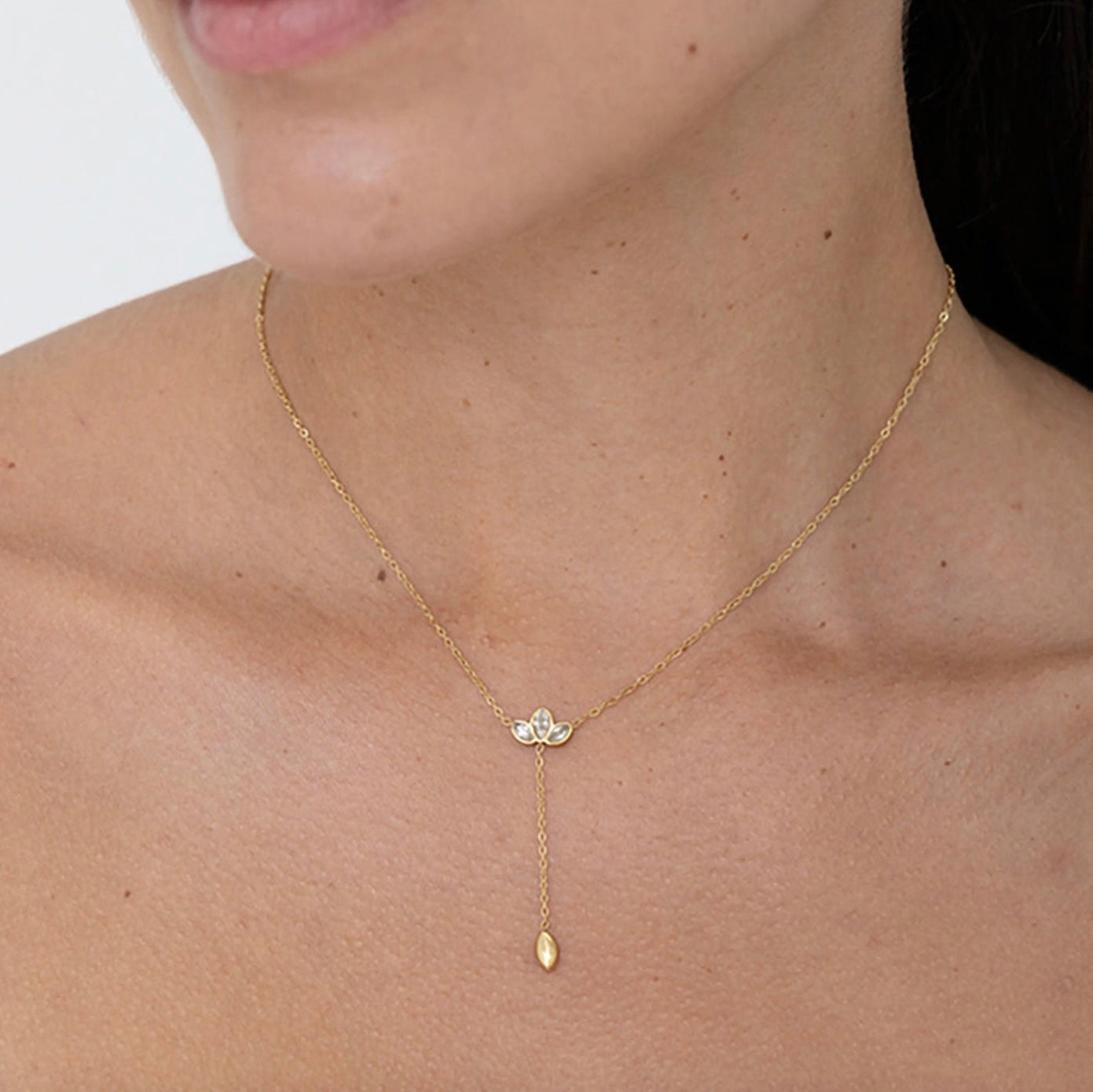 Collier feuillage de cristaux et ovale pendant