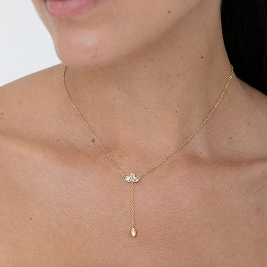 Collier feuillage de cristaux et ovale pendant