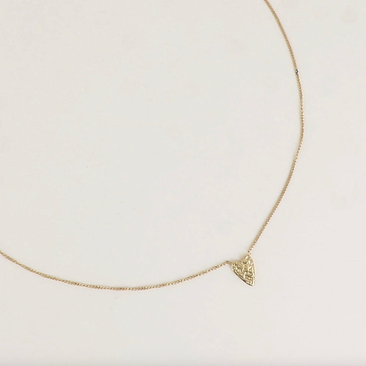 Collier fine chaîne gourmette, pendentif coeur texturé
