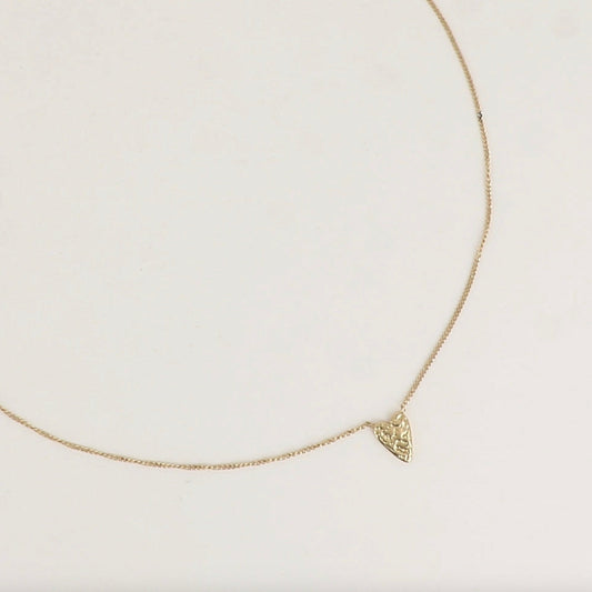 Collier fine chaîne gourmette, pendentif coeur texturé