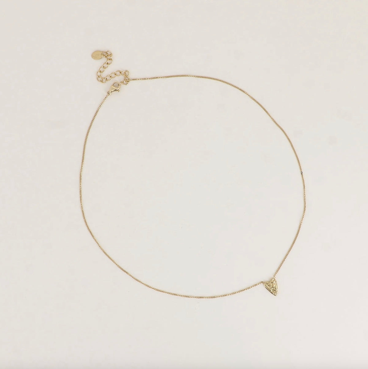 Collier fine chaîne gourmette, pendentif coeur texturé