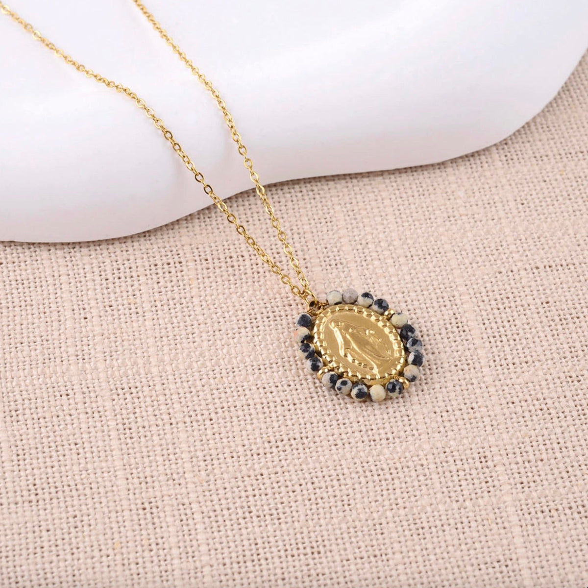 Collier médaillon ovale vierge et pierres naturelles