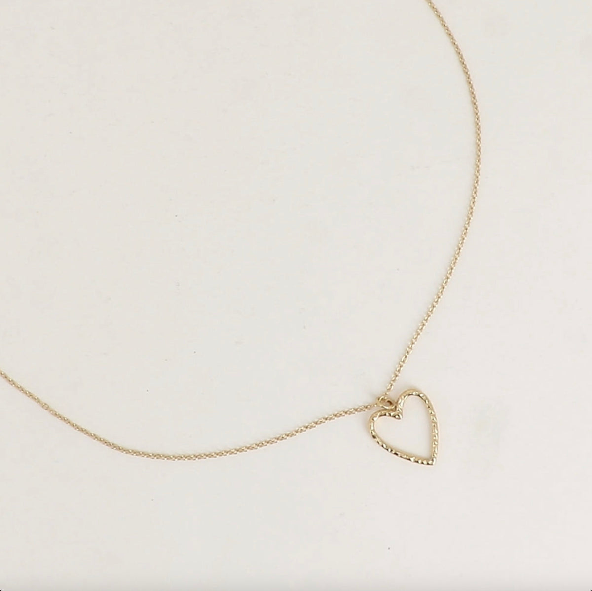 Collier pendentif coeur ajouré martelé