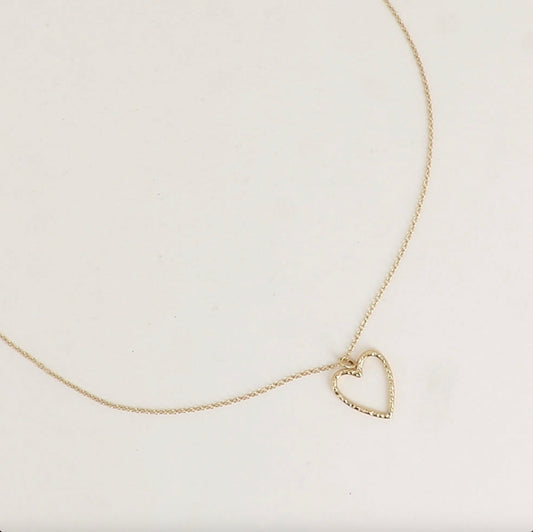 Collier pendentif coeur ajouré martelé
