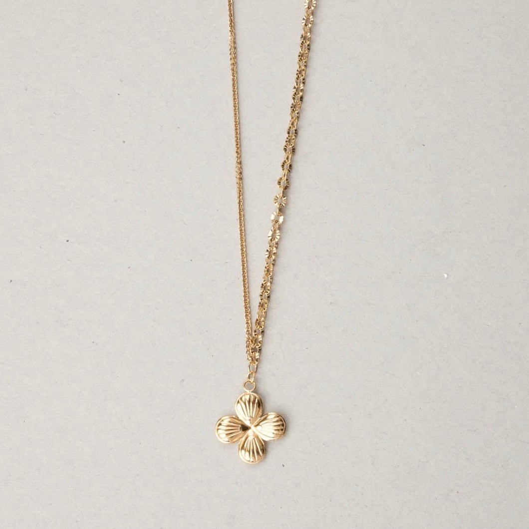 Collier pendentif trèfle doré